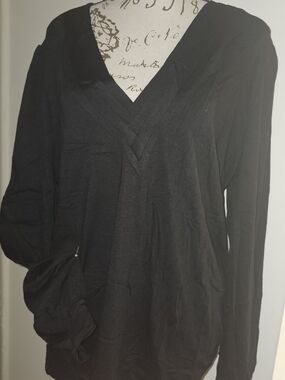 Women's Black V-Neck Long Sleeve Top